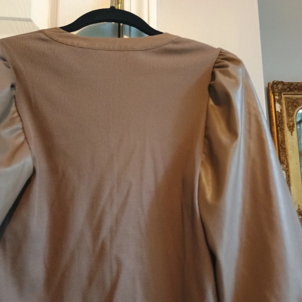 Chico's Women's Brown Mixed Media Blouse Size 0 (US Small) - Faux Leather Sleeve - Picture 11 of 13
